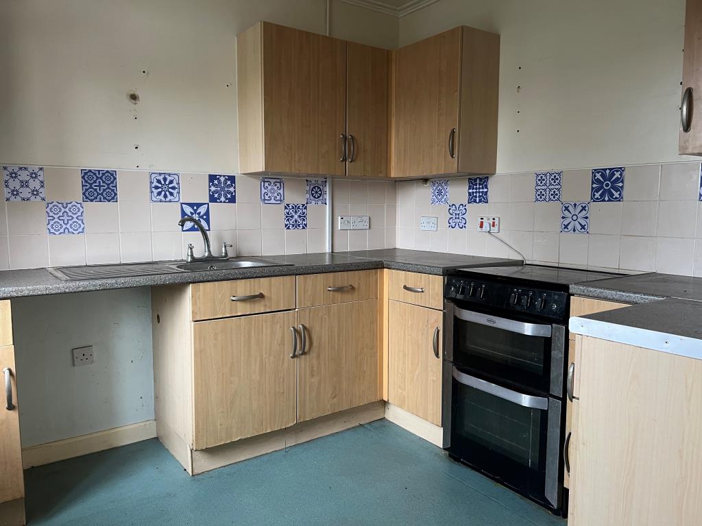 Lot: 1 - TERRACED HOUSE FOR UPDATING WITH GARDENS AND PARKING - Kitchen